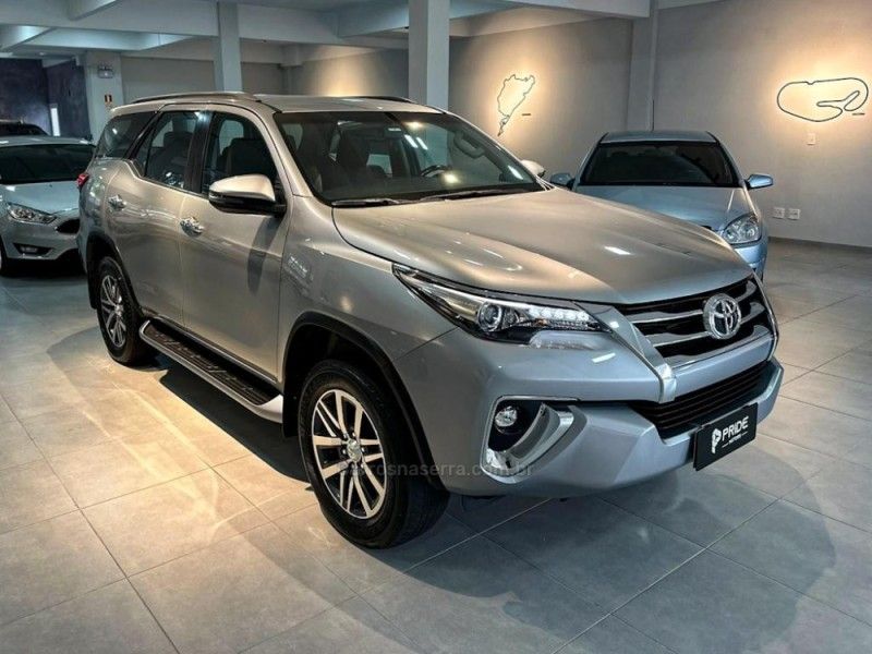 Toyota HILUX SW4 2.8 SRX 4X4 7 LUGARES 16V TURBO INTERCOOLER 2019