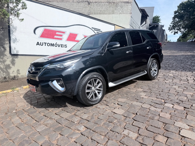 Toyota HILUX 2.8 D-4D TURBO DIESEL CD SRX 4X4 AUTOMÁTICO 2017