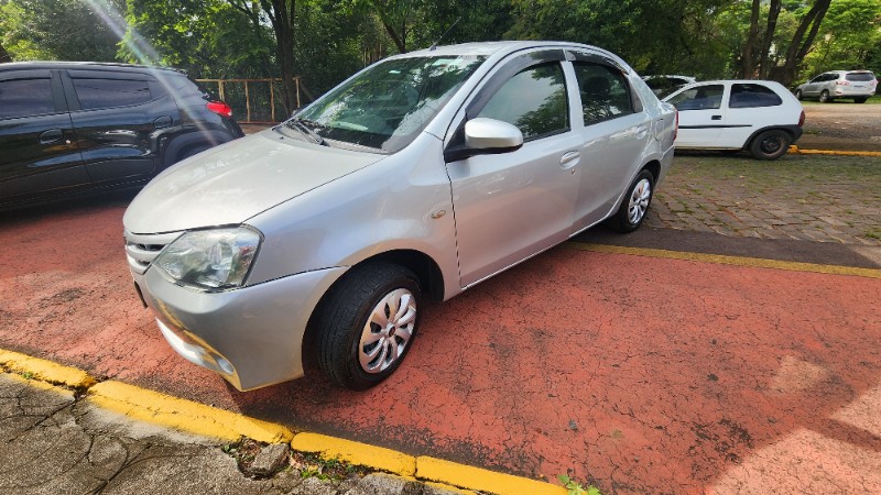 Toyota ETIOS SEDAN X 1.5 2015