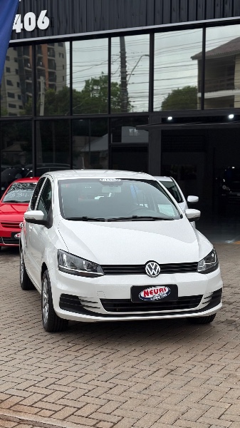 Volkswagen FOX 1.0 MI TRENDLINE 8V FLEX 4P MANUAL 2017 (foto 1 de 12)