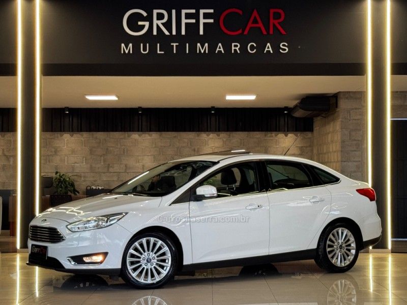 Ford FOCUS 2.0 TITANIUM PLUS FASTBACK 16V 2016 (foto 1 de 8)